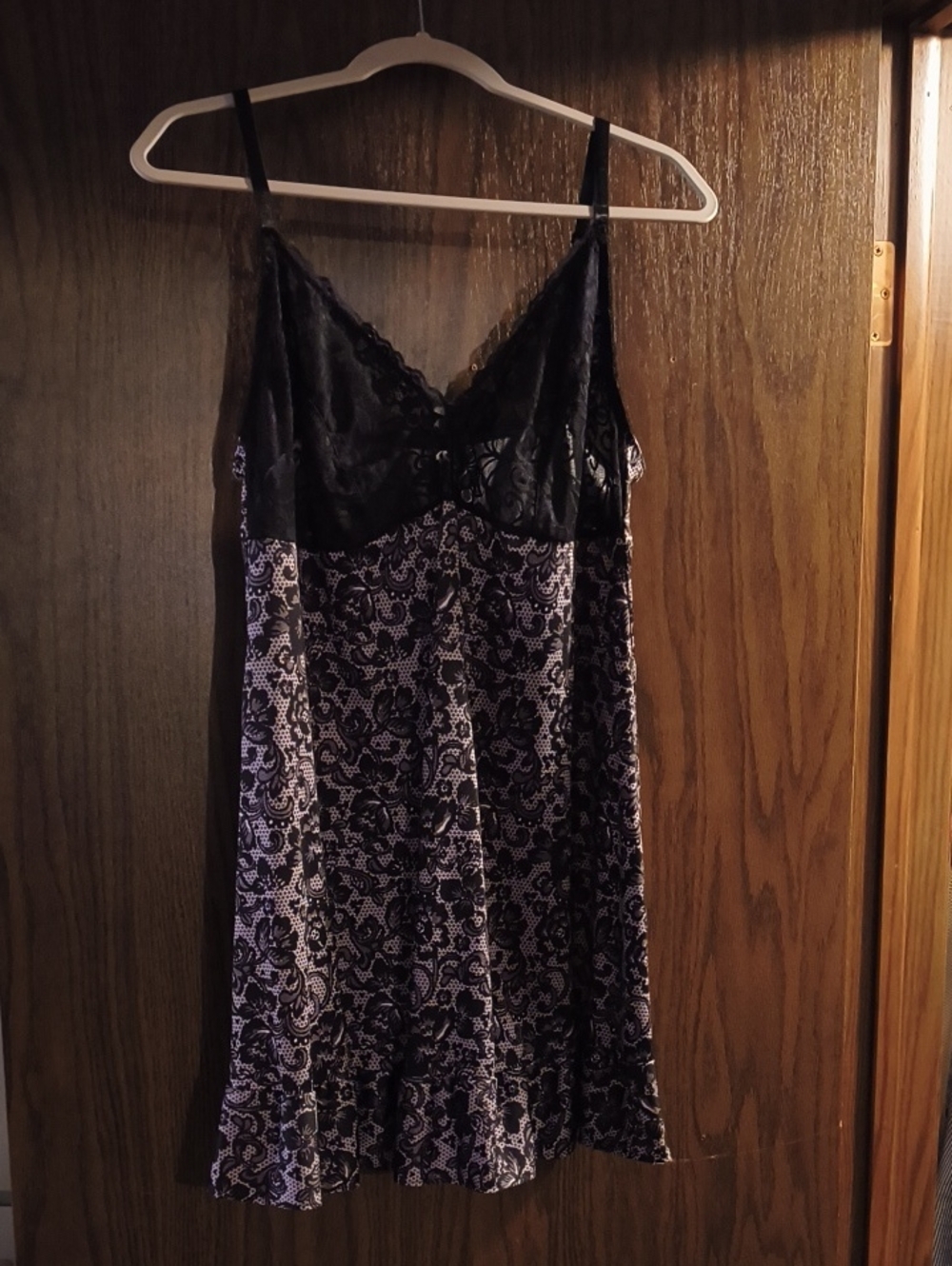Delta Burke Black Lace Trimmed Printed Chemise
